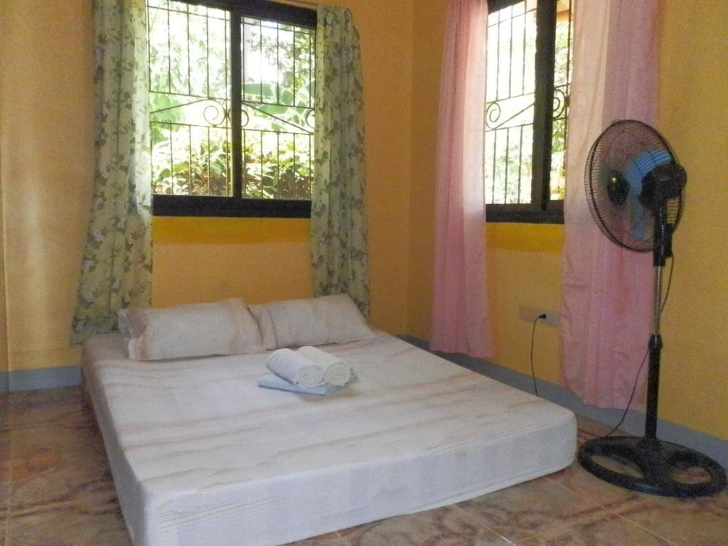 The Blue Pagong Aparthotel Puerto Galera Luaran gambar